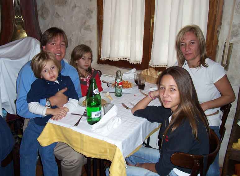 La familia en la mesa